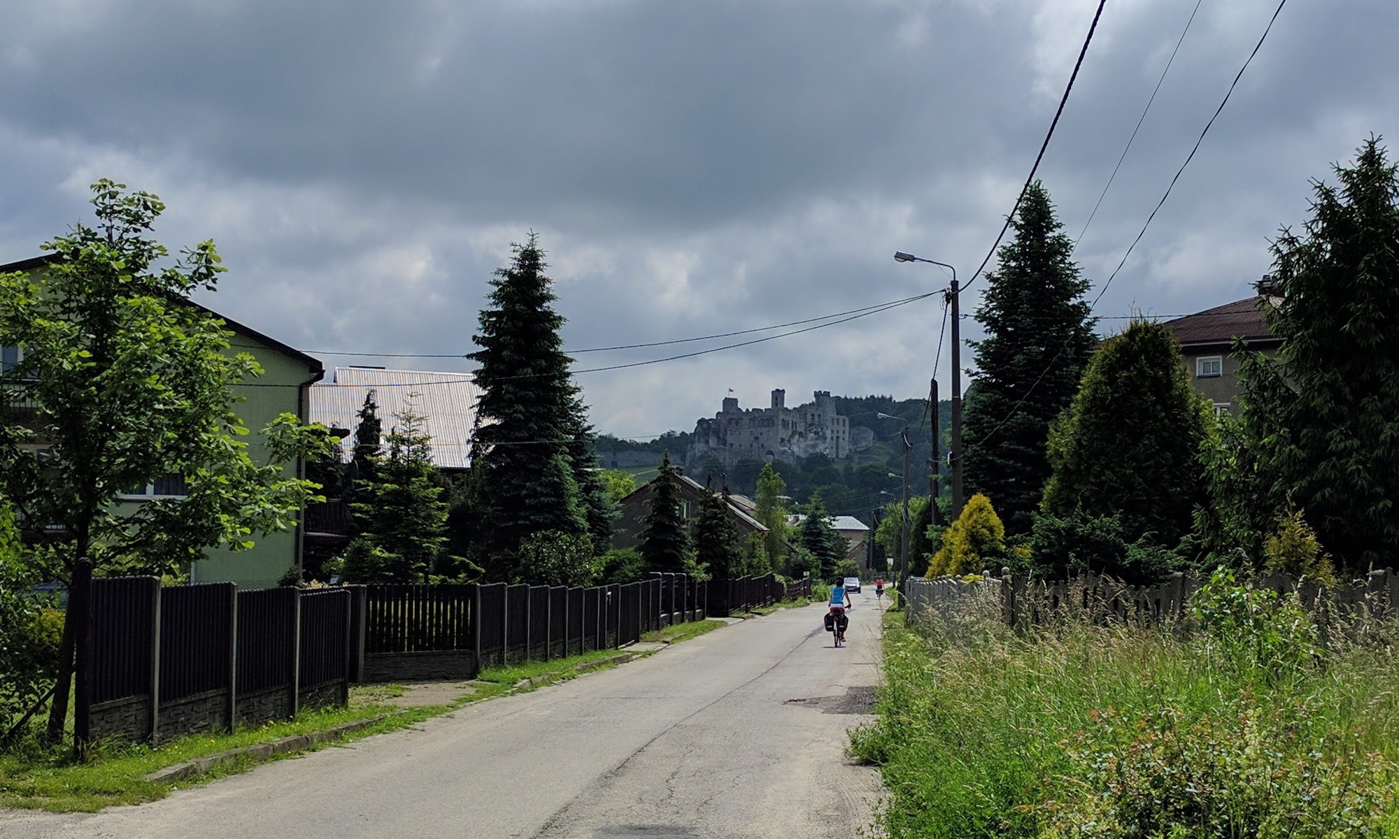 К счастью, еще через 15 километров он пожалел об Огродзенецком замке, который виден на расстоянии